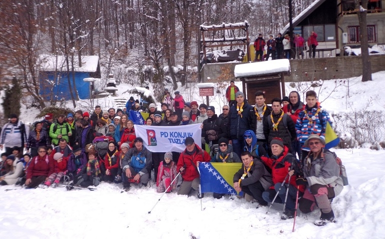 Konjuh planinom, vjetar šumi, bruji... Borovi i jele, javori i breze svijaju se jedno do drugoga…